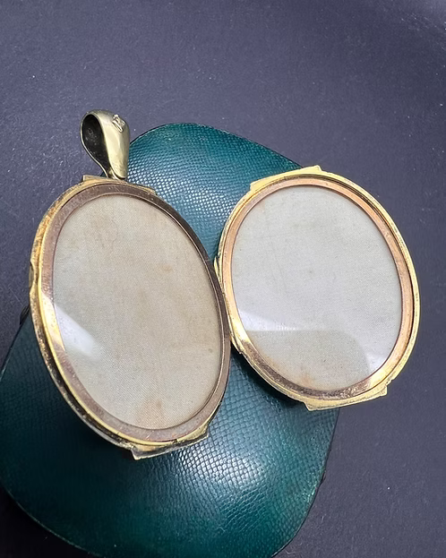 15 ct Victorian Buckle Locket