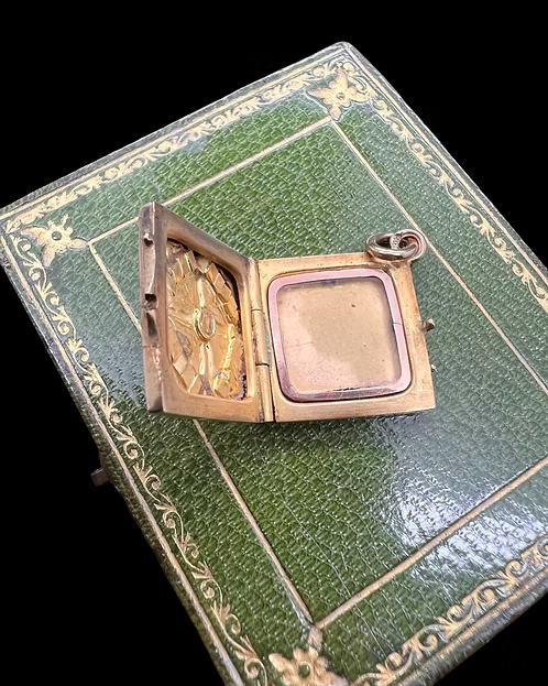 18ct Enamel Clover Locket