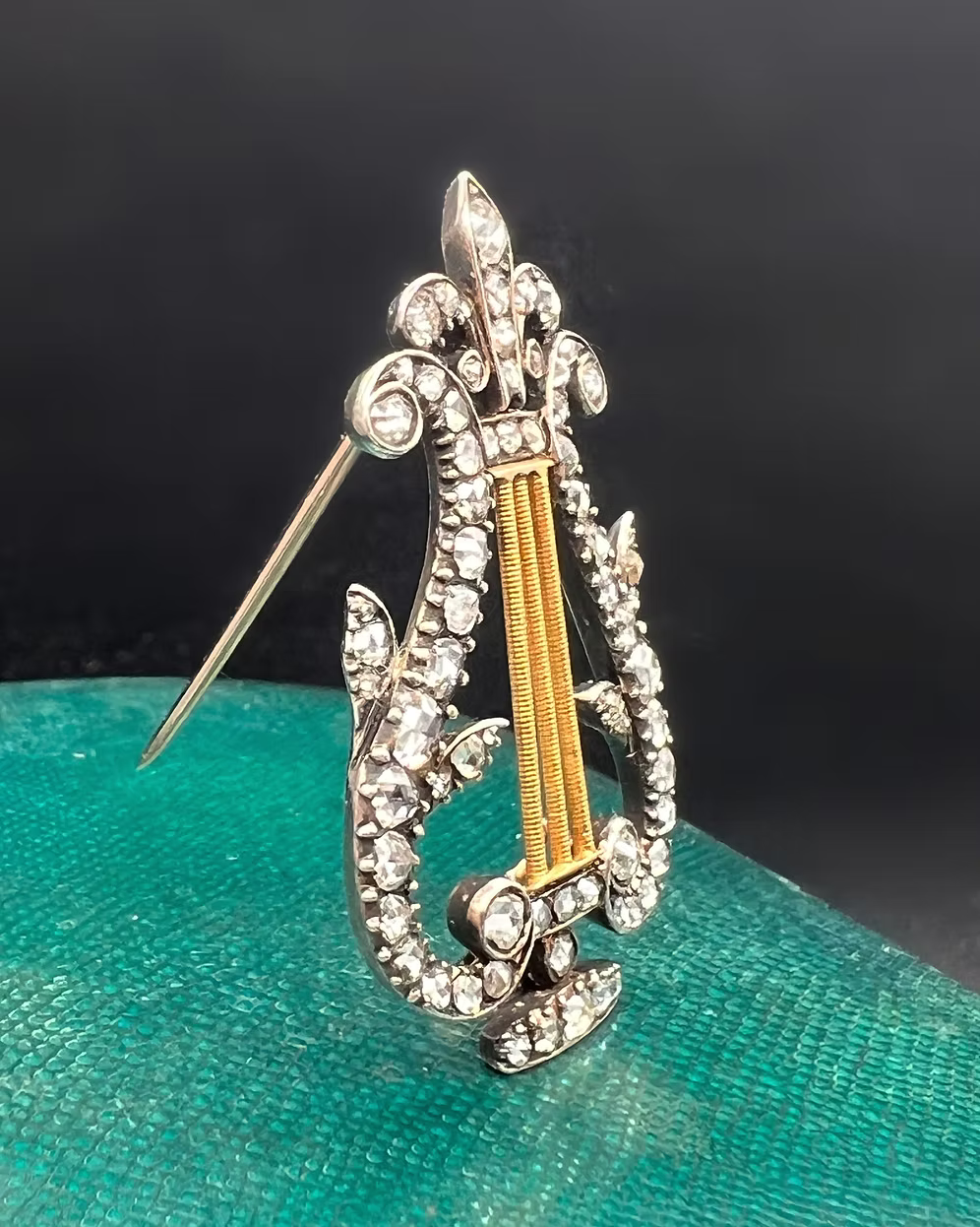 Diamond Lyre