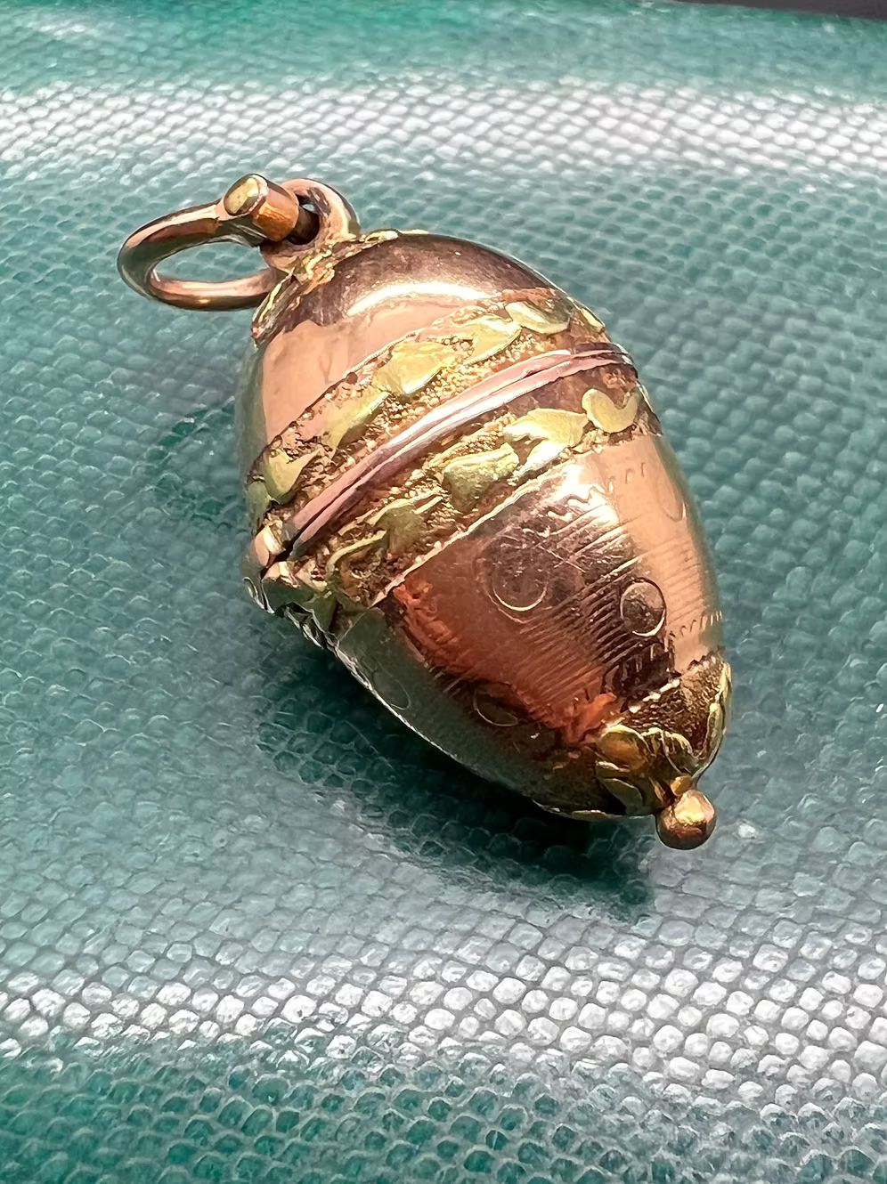 Swiss 2 colour gold Bonbonnière Pendant