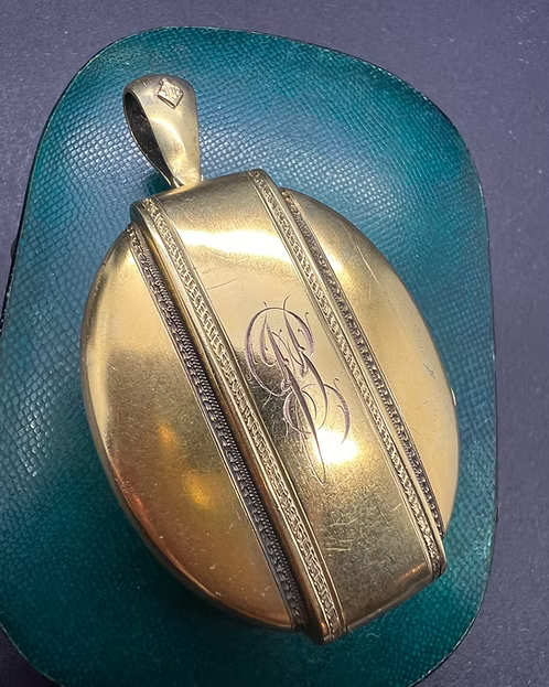 15 ct Victorian Buckle Locket