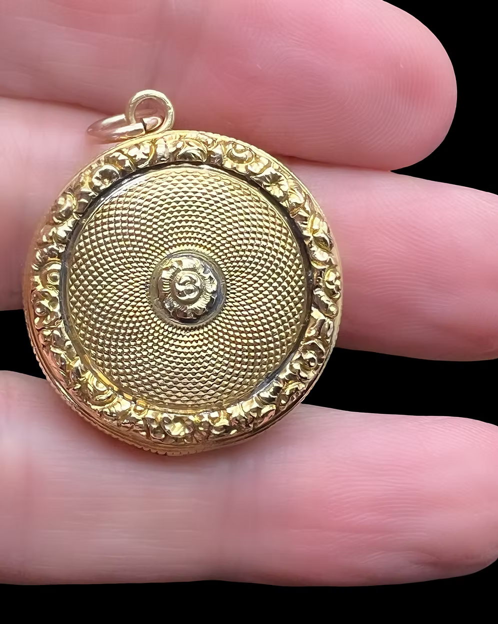 18 carat Victorian Locket Pendant