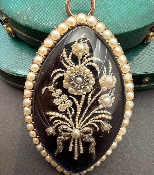 Seedpearl and Diamond Navett