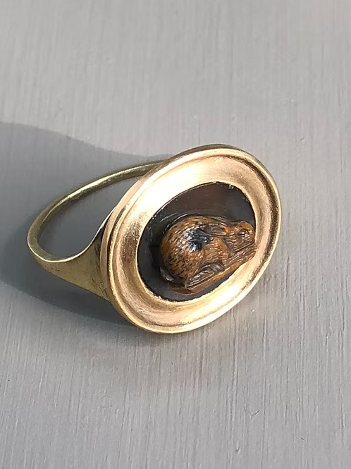 Agate Hare Cameo Ring