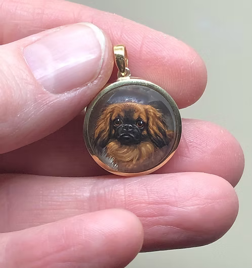 Pekingese Essex Crystal