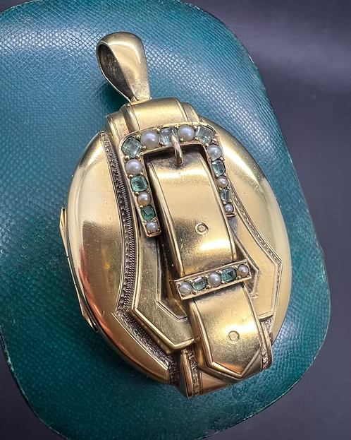15 ct Victorian Buckle Locket