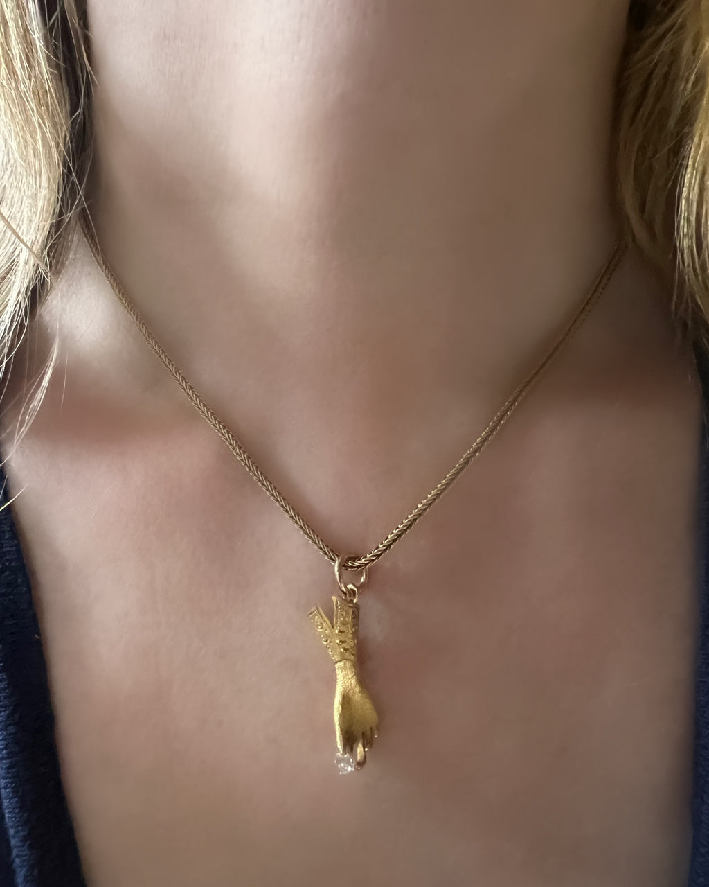 18 carat Cuffed Hand Pendant