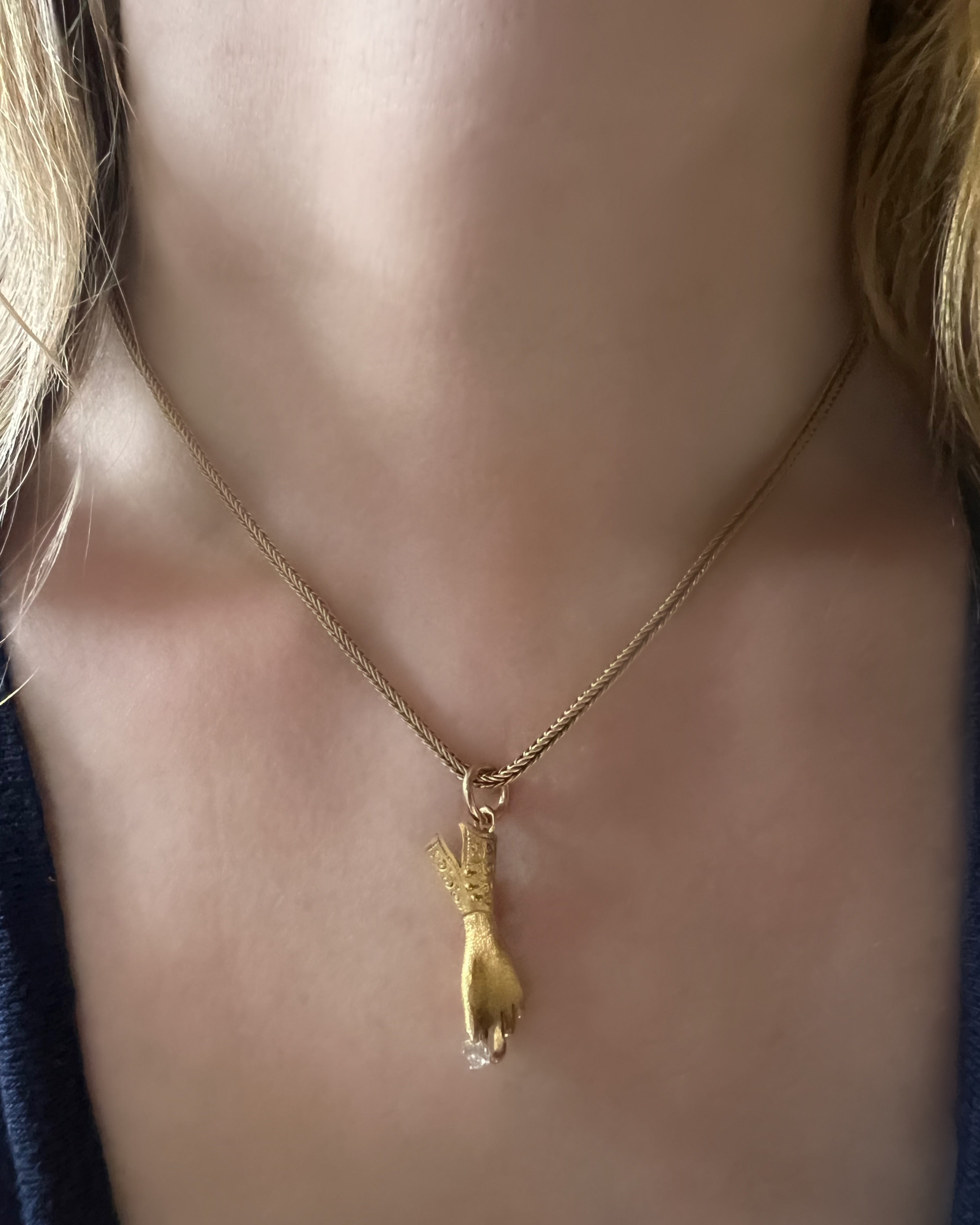 18 carat Cuffed Hand Pendant