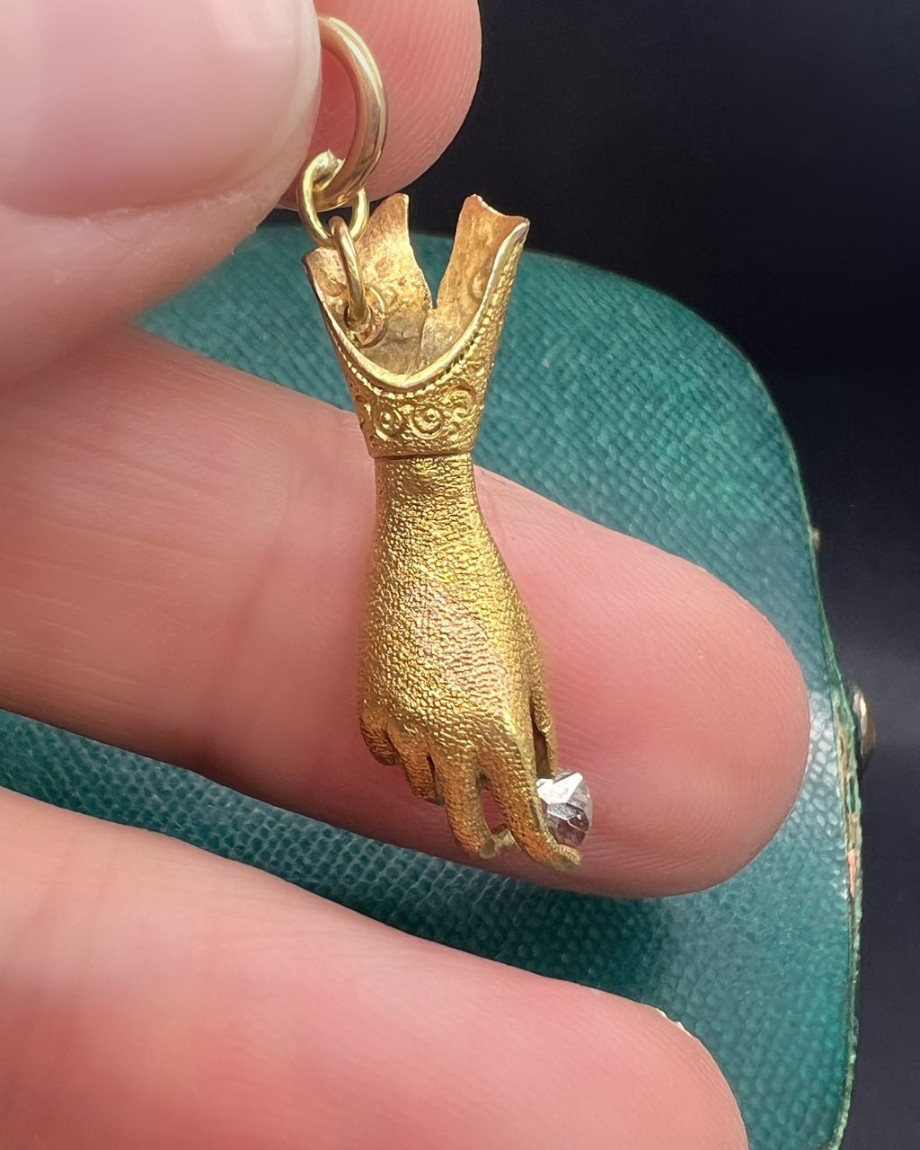 18 carat Cuffed Hand Pendant