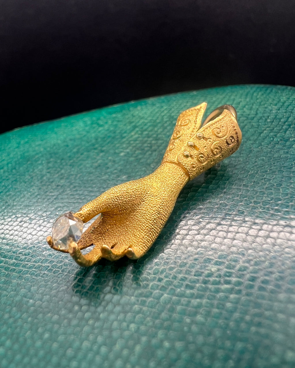 18 carat Cuffed Hand Pendant